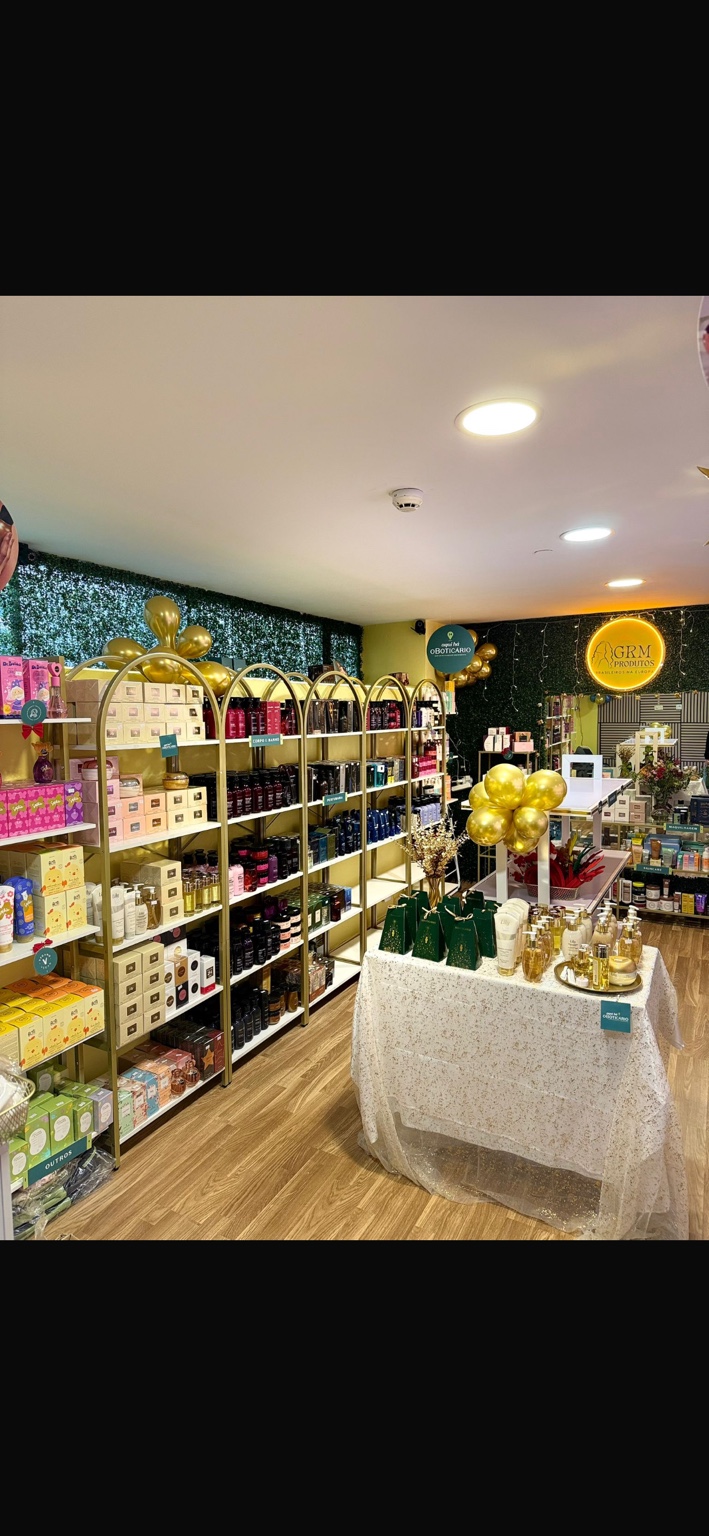 Interior de nuestra tienda GRM en Madrid, con estanterías y letrero GRM